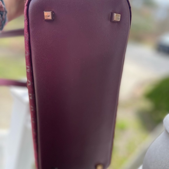 DKNY Maroon Printed Sig Softside Range Leather Handheld Bag - Picture 4 of 12